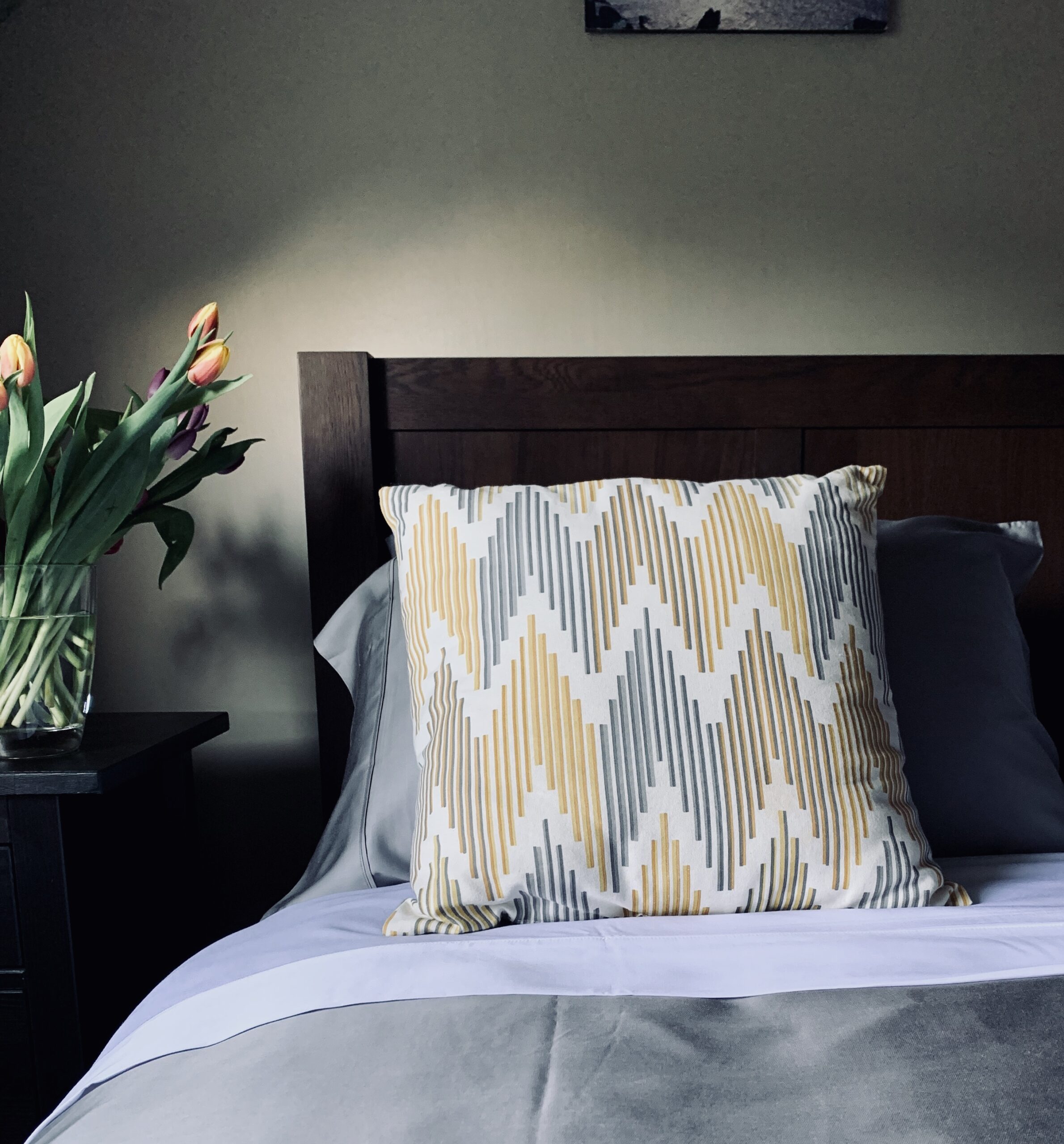 Kbamboo Steel grey bed linen with tulips in a vase